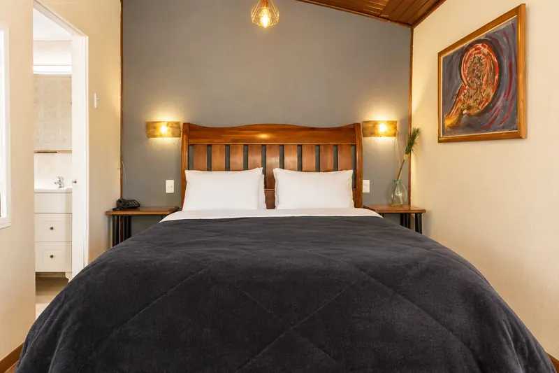 Habitación con iluminación tenue en Motel El Atajo